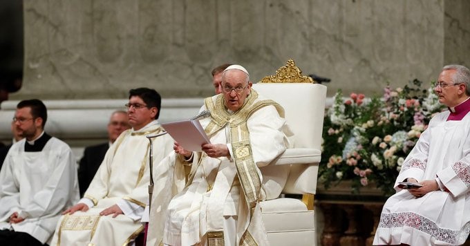 At Easter vigil, Pope Francis